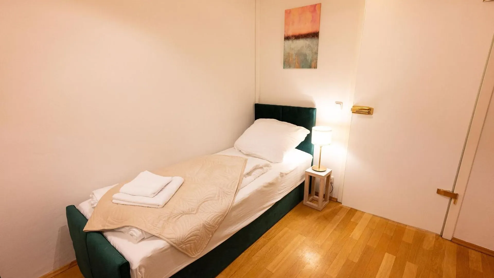 Munich Large Apartment 110 Qm, 3 Bedrooms And Very Central 1-12 Guests