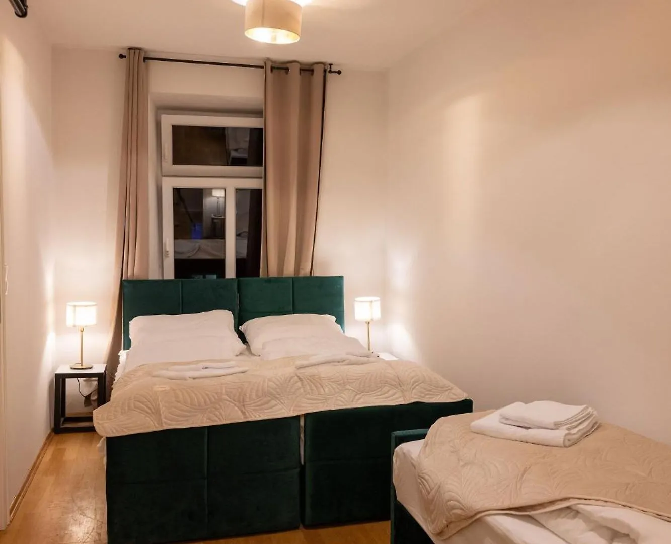Munich Large Apartment 110 Qm, 3 Bedrooms And Very Central 1-12 Guests
